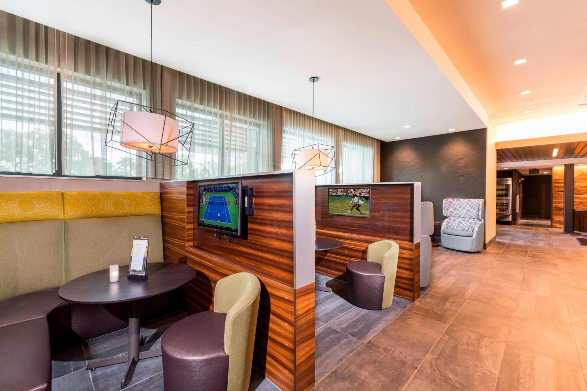 Courtyard By Marriott Tampa Northwest/Veterans Expressway Hotel West Chase Exterior photo